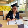 Petra ondertekent diploma